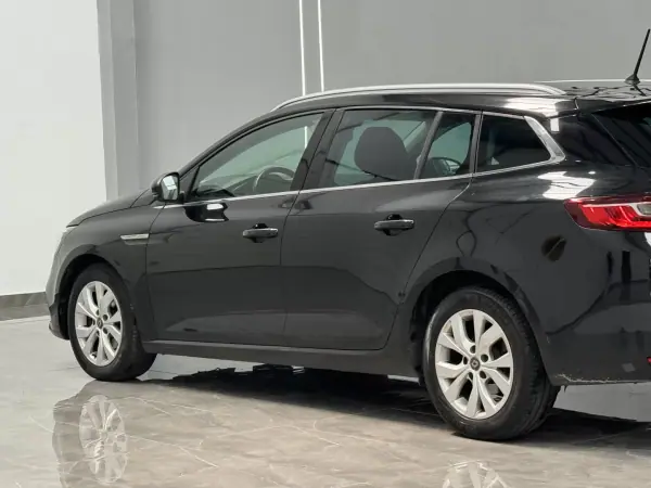 Renault Mégane Sport Tourer 2020 - 15990 EUR, 80000 km - AUTO.MOTO.pt - 80000km - foto 13 de 26