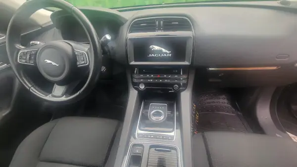 Jaguar F-Pace 2018 - 37990 EUR, 86000 km - AUTO.MOTO.pt - 86000km - foto 15 de 31