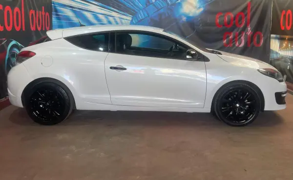 Renault Mégane Coupe 2014 - 9750 EUR, 182000 km - AUTO.MOTO.pt - 182000km - foto 4 de 44