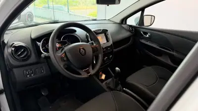 Renault Clio Sport Tourer 2013 - 9990 EUR, 167795 km - AUTO.MOTO.pt - 167795km - foto 15 de 26