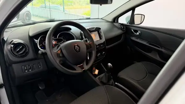 Renault Clio Sport Tourer 2013 - 9990 EUR, 167795 km - AUTO.MOTO.pt - 167795km - foto 15 de 26
