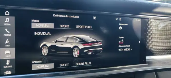 Porsche Panamera 2017 - 76490 EUR, 62500 km - AUTO.MOTO.pt - 62500km - foto 43 de 49
