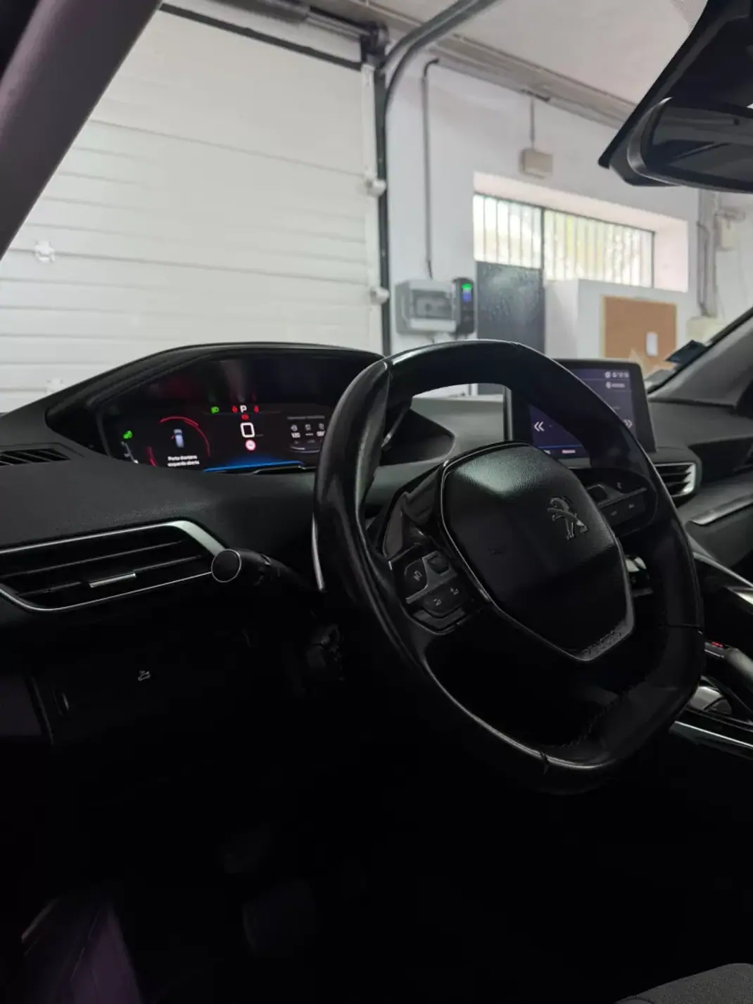 Peugeot 3008 2018 - 17900 EUR, 140000 km - AUTO.MOTO.pt - 140000km - foto 10 de 11
