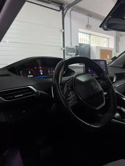 Peugeot 3008 2018 - 17900 EUR, 140000 km - AUTO.MOTO.pt - 140000km - foto 10 de 11