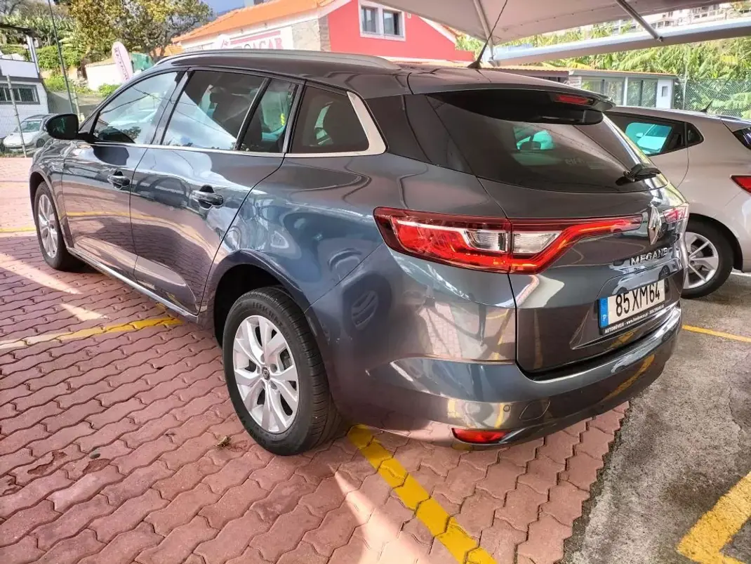 Renault Mégane Sport Tourer 2019 - 17950 EUR, 80000 km - AUTO.MOTO.pt - 80000km - foto 4 de 13