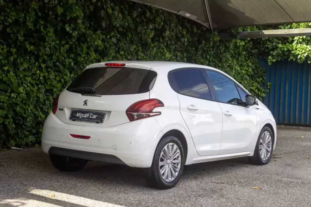 Peugeot 208 2019 - 11900 EUR, 130000 km - AUTO.MOTO.pt - 130000km - foto 8 de 16