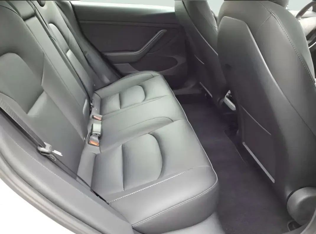 Tesla Model 3 2022 - 28500 EUR, 45186 km - AUTO.MOTO.pt - 45186km - foto 3 de 15