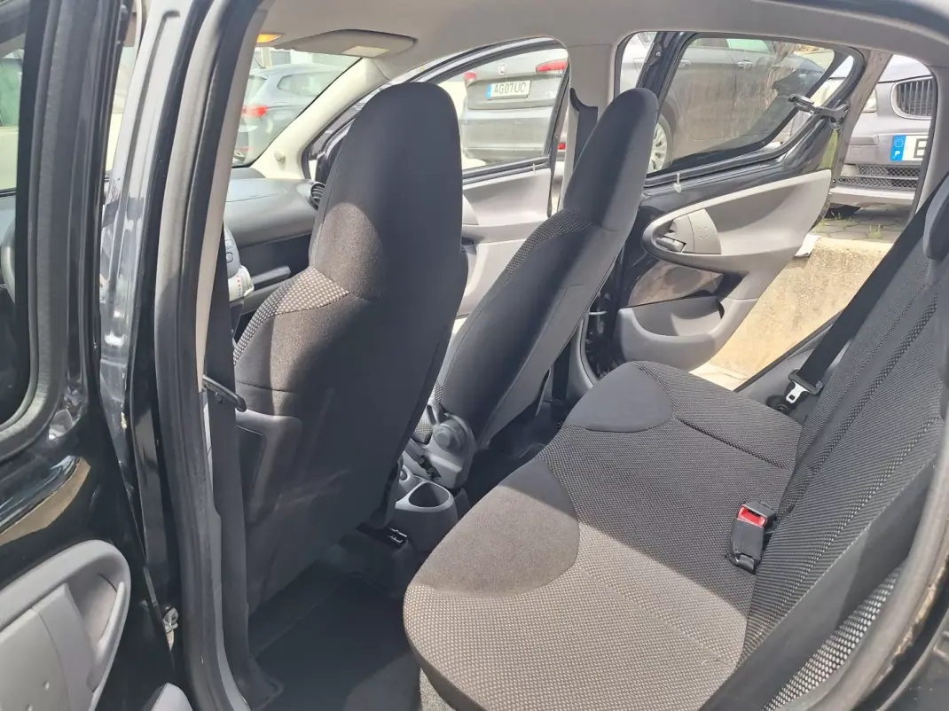Toyota Aygo 2012 - 5900 EUR, 169000 km - AUTO.MOTO.pt - 169000km - foto 10 de 16