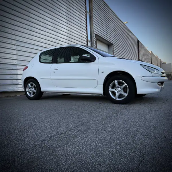 Peugeot 206 1.4 HDI VAN AC 2003 - 2000 EUR, 324000 km - AUTO.MOTO.pt - 324000km - foto 8 de 10