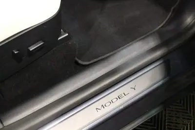 Tesla Model Y 2021 - 32240 EUR, 132000 km - AUTO.MOTO.pt - 132000km - foto 20 de 38