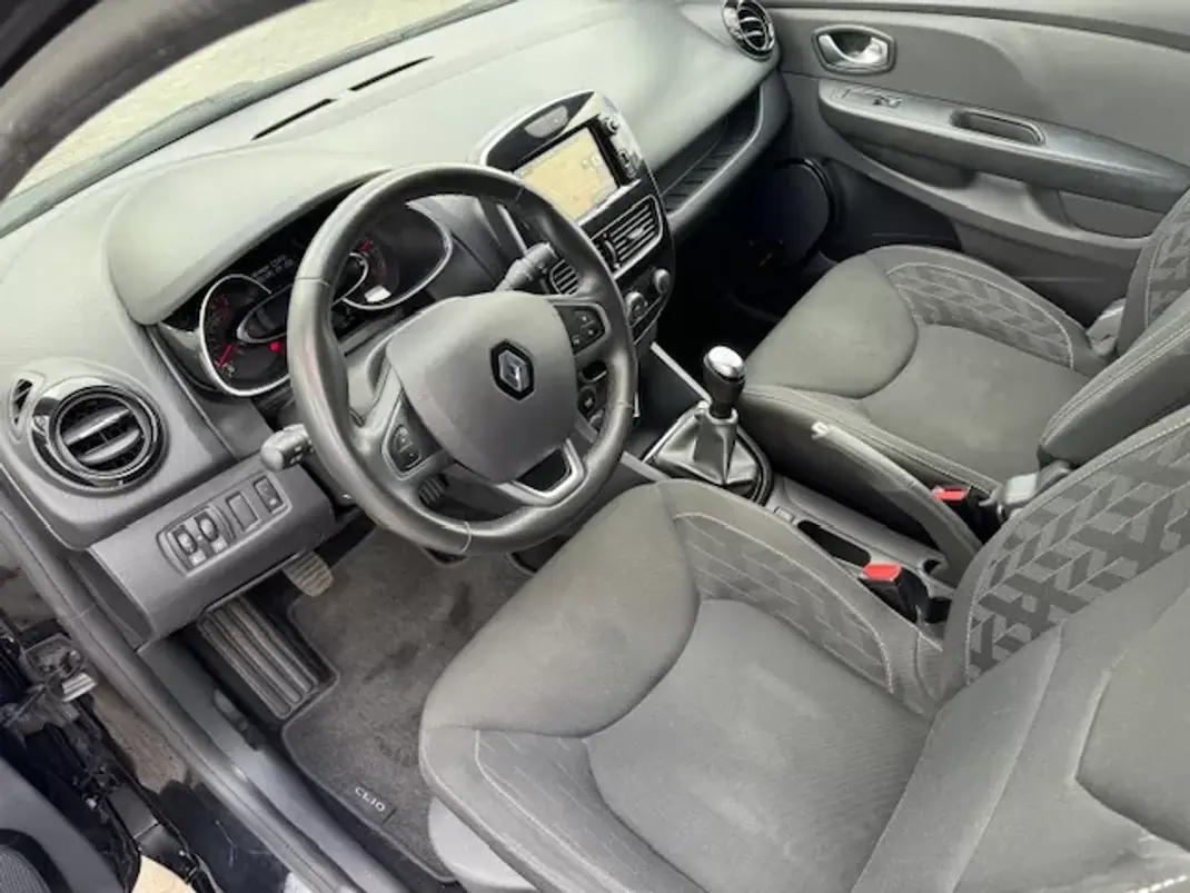 Renault Clio Sport Tourer 2020 - 12500 EUR, 75360 km - AUTO.MOTO.pt - 75360km - foto 11 de 12