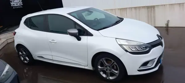 Renault Clio 2017 - 13500 EUR, 140820 km - AUTO.MOTO.pt - 140820km - foto 4 de 15