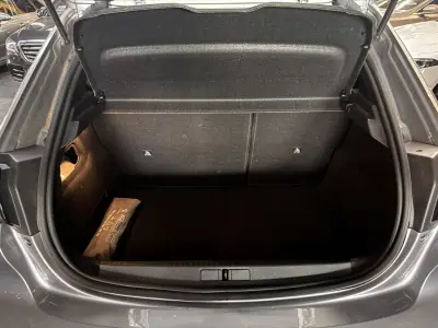 Peugeot 208 2023 - 14990 EUR, 87800 km - AUTO.MOTO.pt - 87800km - foto 28 de 30