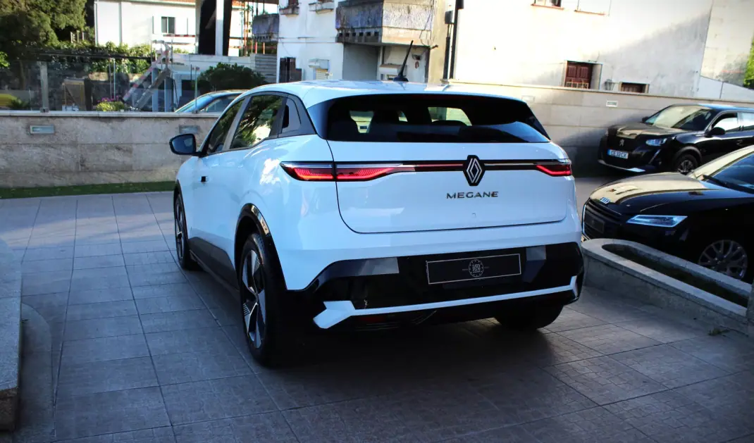 Renault Mégane E-Tech 2022 - 21000 EUR, 31000 km - AUTO.MOTO.pt - 31000km - foto 25 de 29