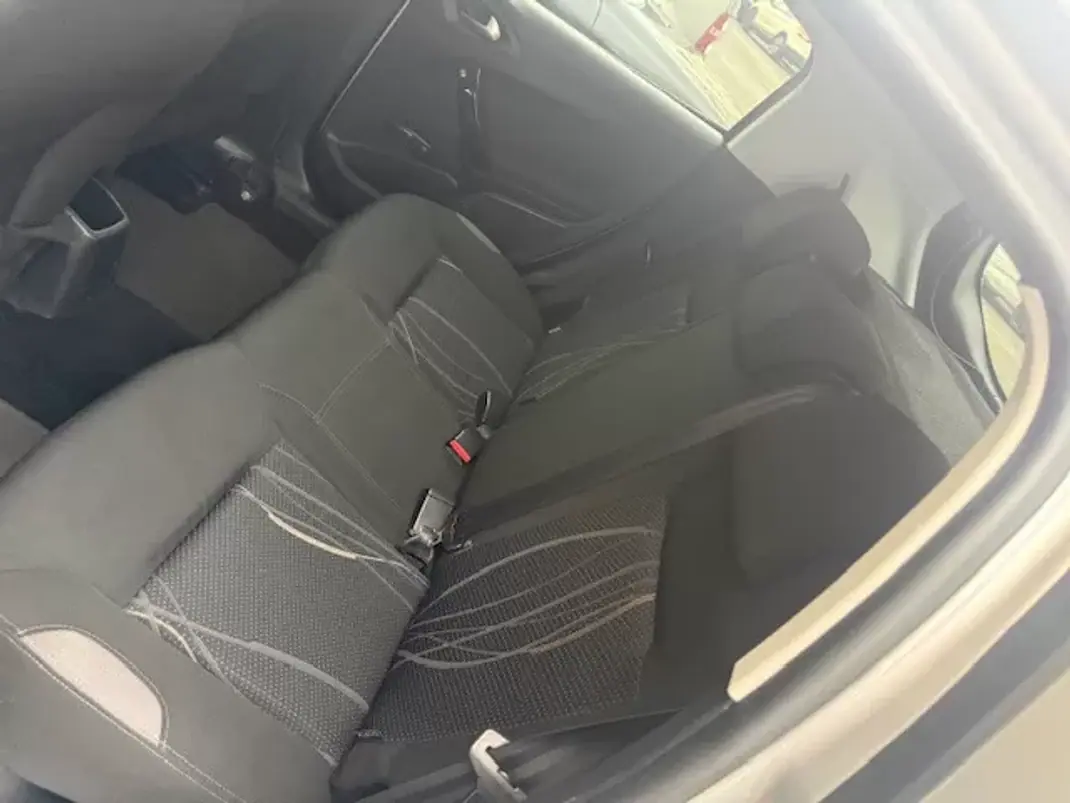 Peugeot 208 2014 - 7400 EUR, 116000 km - AUTO.MOTO.pt - 116000km - foto 15 de 26