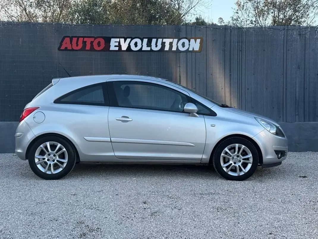 Opel 2007 - 4250 EUR, 139900 km - AUTO.MOTO.pt - 139900km - foto 2 de 17