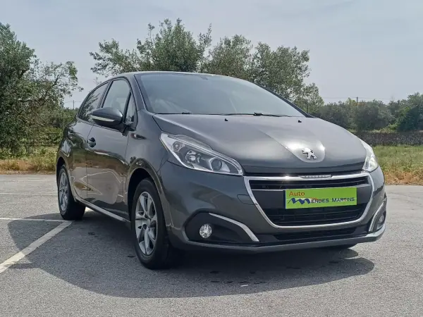 Peugeot 208 2015 - 9900 EUR, 149570 km - AUTO.MOTO.pt - 149570km - foto 3 de 15