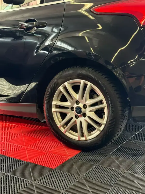 Ford Focus 2018 - 10900 EUR, 145000 km - AUTO.MOTO.pt - 145000km - foto 5 de 9