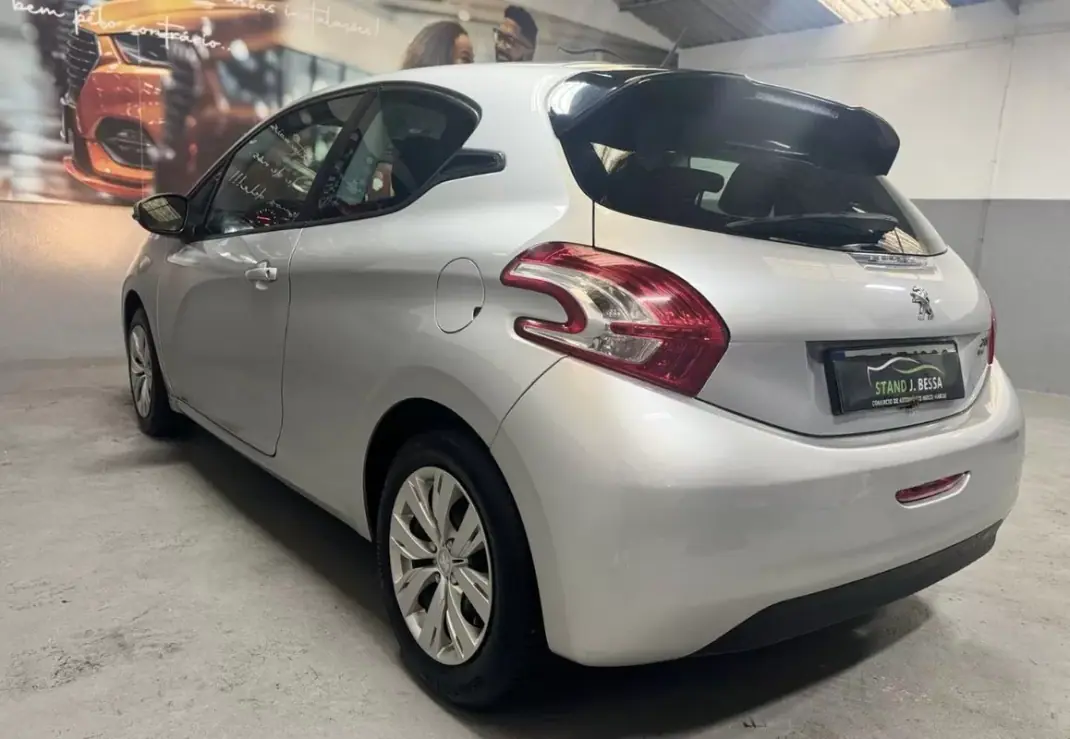 Peugeot 208 2014 - 8990 EUR, 174000 km - AUTO.MOTO.pt - 174000km - foto 2 de 9