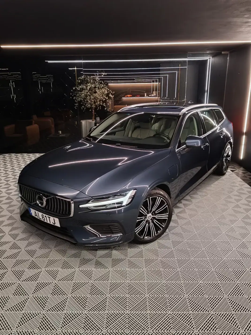 Volvo V60 2021 - 29750 EUR, 109907 km - AUTO.MOTO.pt - 109907km - foto 3 de 17