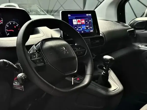 Peugeot PARTNER GIRAFON 2022 - 15999 EUR, 100086 km - AUTO.MOTO.pt - 100086km - foto 16 de 26