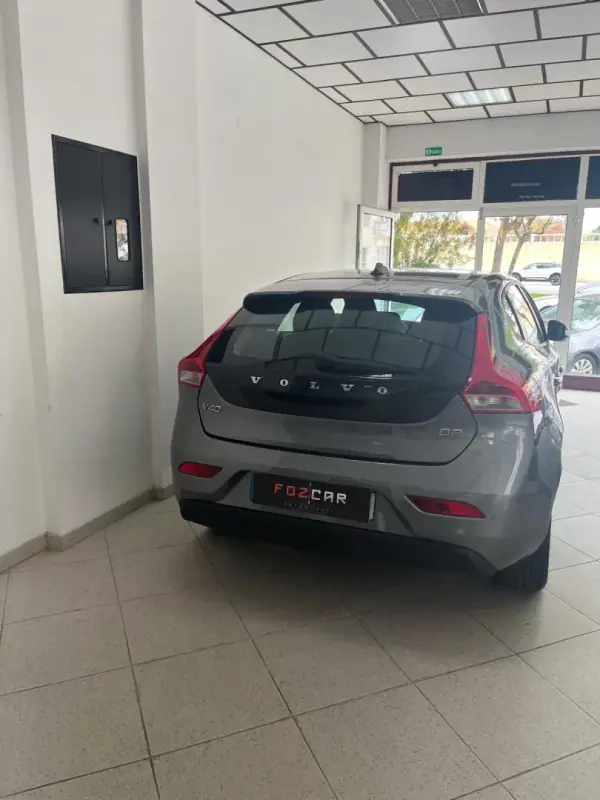 Volvo V40 2016 - 12750 EUR, 126641 km - AUTO.MOTO.pt - 126641km - foto 4 de 11
