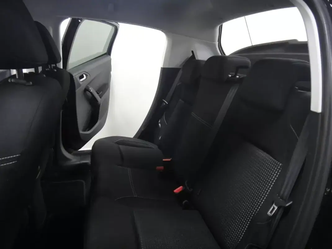 Peugeot 208 2018 - 8900 EUR, 82000 km - AUTO.MOTO.pt - 82000km - foto 12 de 23