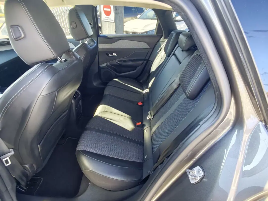 Peugeot 308 2022 - 19500 EUR, 130000 km - AUTO.MOTO.pt - 130000km - foto 20 de 37