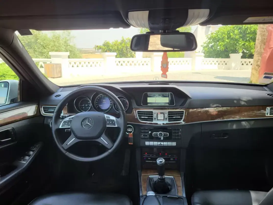 Mercedes-Benz E 200 2014 - 18900 EUR, 147135 km - AUTO.MOTO.pt - 147135km - foto 9 de 20