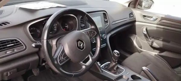 Renault Mégane 2019 - 16950 EUR, 140000 km - AUTO.MOTO.pt - 140000km - foto 4 de 9