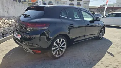 Renault Mégane 2021 - 18450 EUR, 67800 km - AUTO.MOTO.pt - 67800km - foto 3 de 19