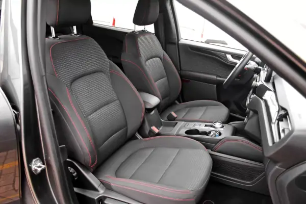 Ford Kuga 2022 - 29900 EUR, 80756 km - AUTO.MOTO.pt - 80756km - foto 12 de 23