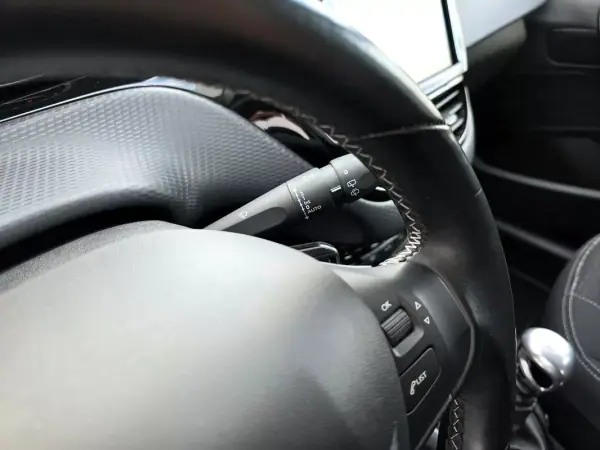 Peugeot 208 2019 - 9750 EUR, 75000 km - AUTO.MOTO.pt - 75000km - foto 21 de 37