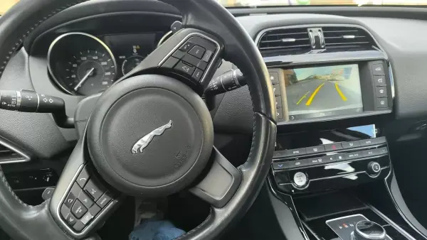 Jaguar XE 2018 - 13900 EUR, 147000 km - AUTO.MOTO.pt - 147000km - foto 9 de 14