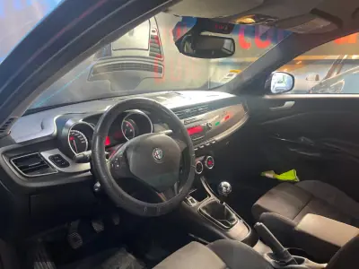 Alfa Romeo Giulietta 2011 - 8750 EUR, 197000 km - AUTO.MOTO.pt - 197000km - foto 23 de 35