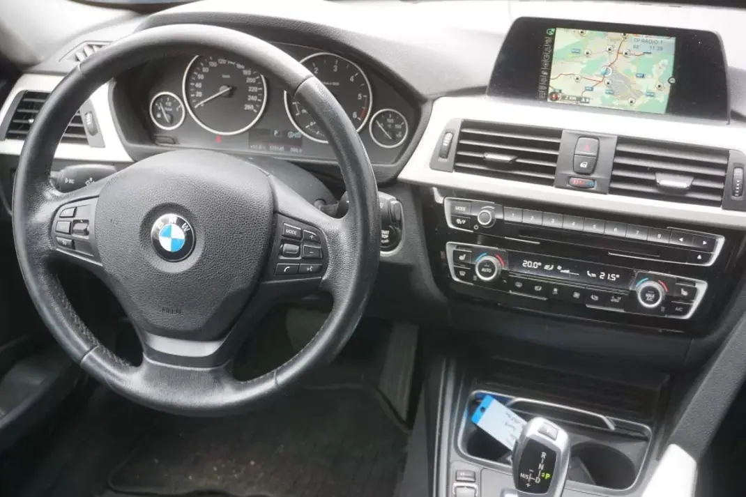 BMW 318 2017 - 15790 EUR, 170145 km - AUTO.MOTO.pt - 170145km - foto 8 de 14