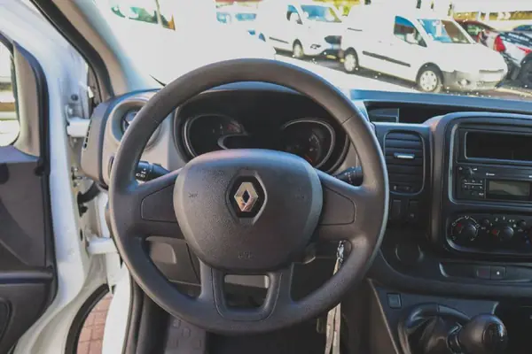 Renault L1 H2 2018 - 17680 EUR, 154920 km - AUTO.MOTO.pt - 154920km - foto 7 de 19