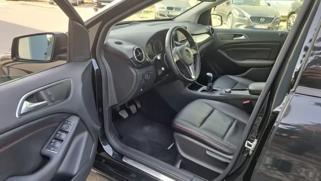 Mercedes-Benz B 180 2014 - 13890 EUR, 141469 km - AUTO.MOTO.pt - 141469km - foto 23 de 43