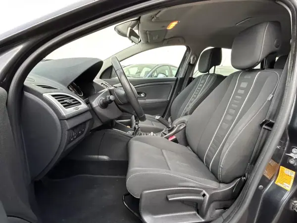 Renault Mégane Sport Tourer 2014 - 8900 EUR, 269392 km - AUTO.MOTO.pt - 269392km - foto 12 de 20
