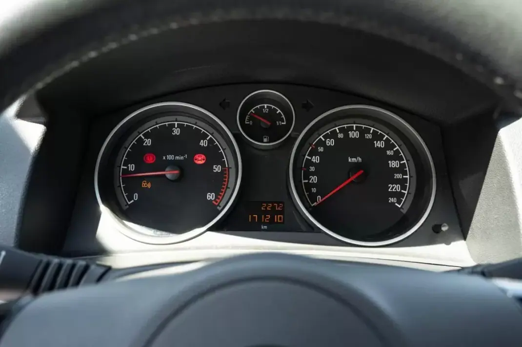 Opel Astra Caravan 2011 - 6900 EUR, 171200 km - AUTO.MOTO.pt - 171200km - foto 16 de 20