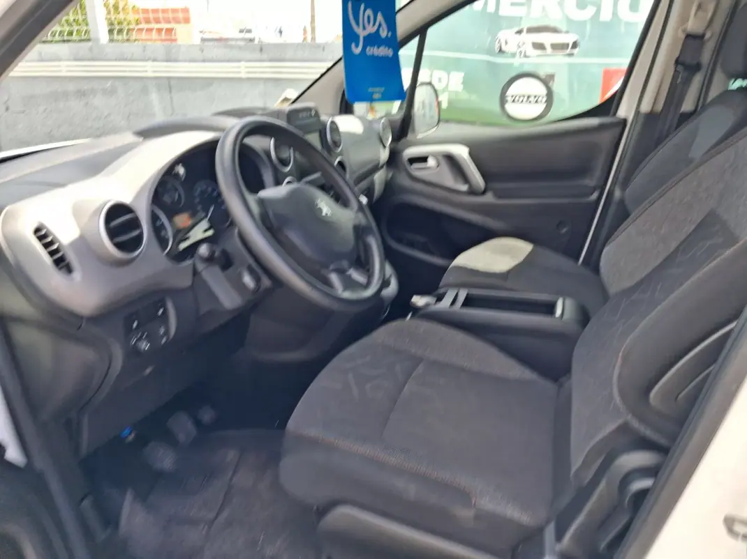 Peugeot Partner 2017 - 10800 EUR, 105000 km - AUTO.MOTO.pt - 105000km - foto 9 de 14