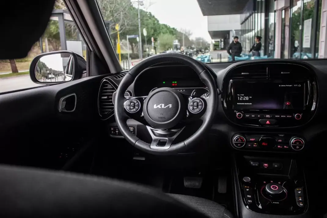 Kia e-Soul 2022 - 18900 EUR, 38143 km - AUTO.MOTO.pt - 38143km - foto 39 de 46