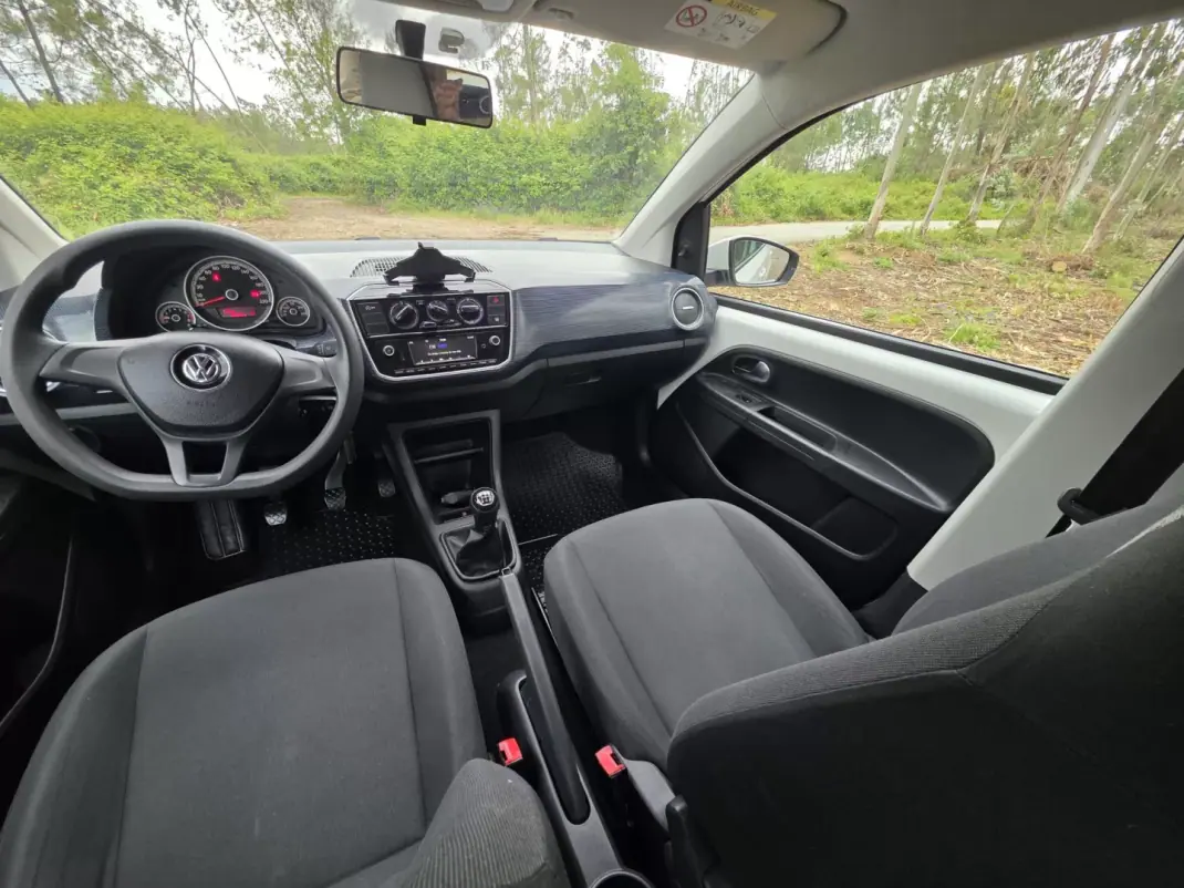 Volkswagen Up! 2016 - 7990 EUR, 152974 km - AUTO.MOTO.pt - 152974km - foto 12 de 71