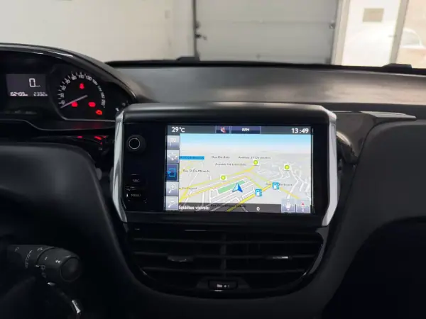 Peugeot 208 2015 - 8500 EUR, 152000 km - 152000km - foto 12 de 26
