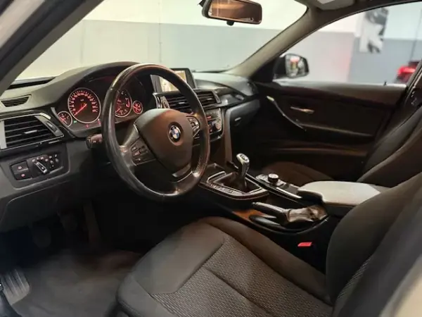 BMW 318 2015 - 12250 EUR, 254090 km - AUTO.MOTO.pt - 254090km - foto 9 de 16