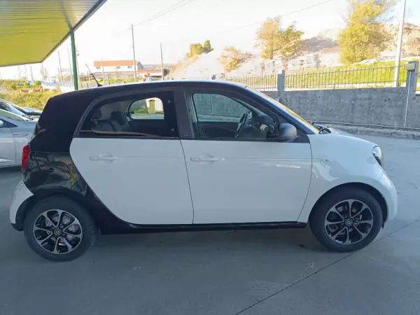 Smart ForFour 2016 - 9900 EUR, 66000 km - AUTO.MOTO.pt - 66000km - foto 23 de 25