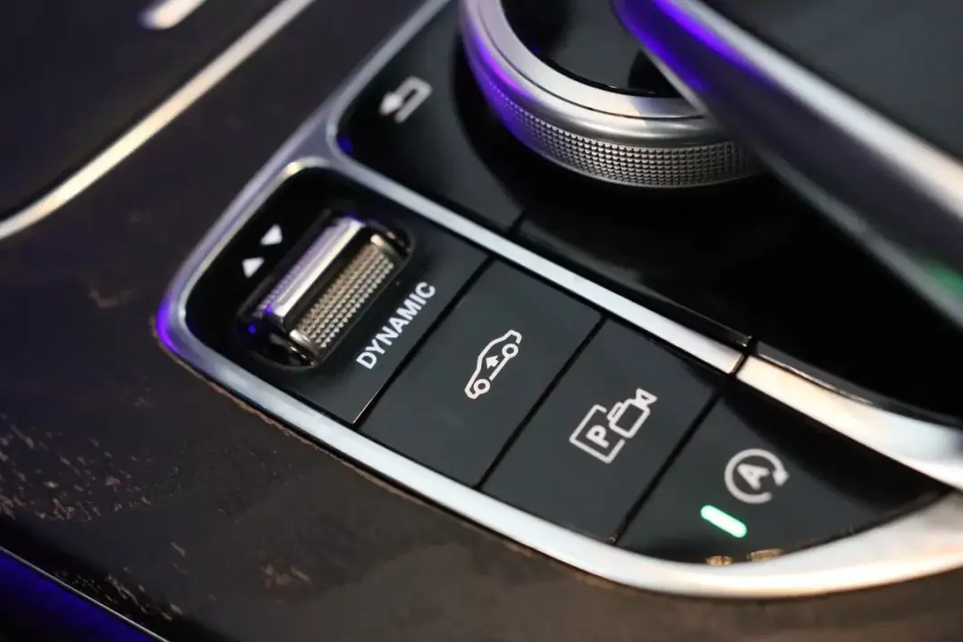 Mercedes-Benz E 220 2018 - 29900 EUR, 230000 km - AUTO.MOTO.pt - 230000km - foto 18 de 32