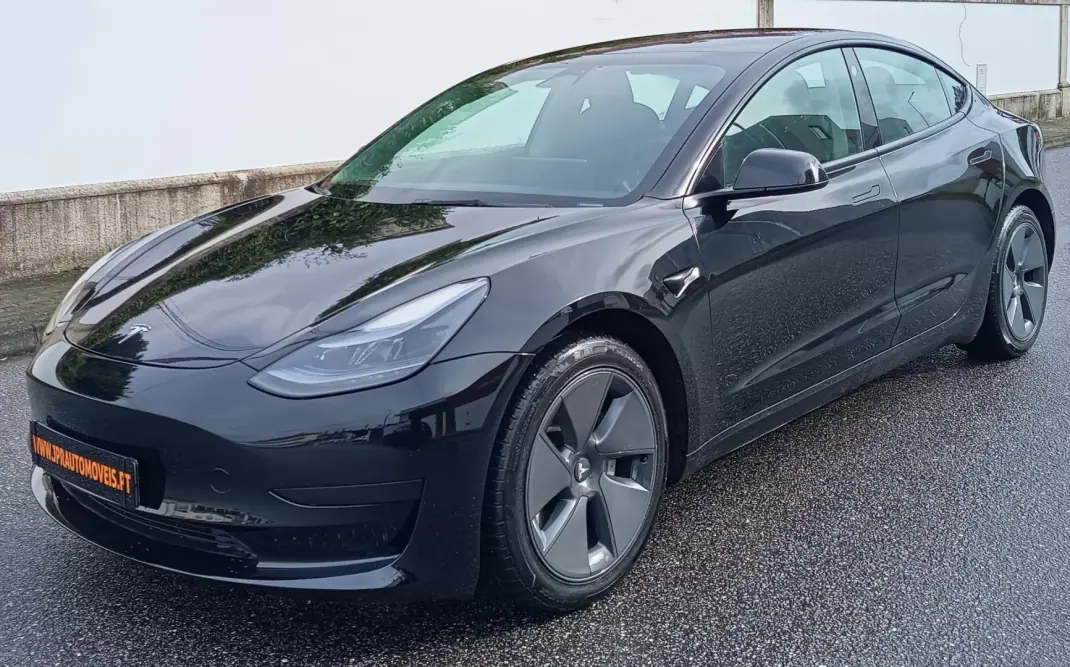 Tesla Model 3 2022 - 25990 EUR, 105900 km - AUTO.MOTO.pt - 105900km - foto 1 de 16