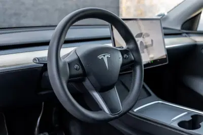 Tesla Model Y 2022 - 36900 EUR, 70000 km - AUTO.MOTO.pt - 70000km - foto 16 de 25