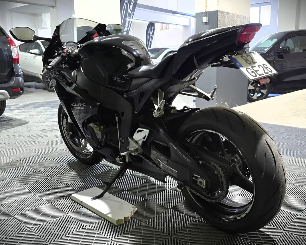 Honda CBR 1000RR 2008 - 8950 EUR, 32000 km - AUTO.MOTO.pt - 32000km - foto 4 de 15